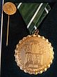 Verdienstmedaille und Anstecknadel Verdienstmedaille und Anstecknadel